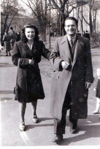 S budoucí manželkou na procházce ve Stromovce, Praha 1947