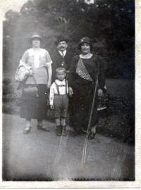S tatínkem a tetami na procházce ve Stromovce, 1926