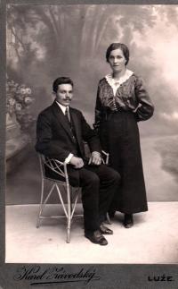 Rodiče Josef a Růžena Čáslavkovi, fotografický ateliér Luže u Vysokého Mýta, asi 1920