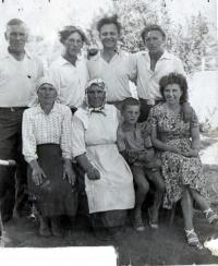 Návštěva rodiny Galiny, zprava bratrVáňa, Bratranec Andrej, SČ, bratranec Voloďa, sestra Marusja, matka Galiny, syn Stanislav, Galina, Novopetrekovka, Doněcká oblast, 1958
