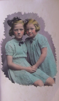 Klimová Helena and her sister Hana, 1944