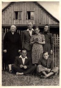 Jan Sedláček (vlevo dole) s rodiči, sourozenci a tetou / 50. léta