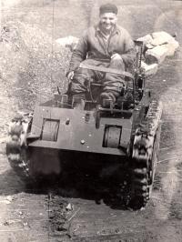 Jan Sedláček na pásovém traktoru / druhá půlka 40. let