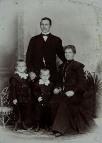 Grandpa Rochus Nachtigal and his family - wives and sons Otto and Alfred (father of a witness - younger), South-Bohemian region, 1903-4