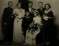 Wedding photo of witness´ aunt - Růžena Nachtigall and Rudolf Švehla (in the middle), the witness in the middle and Rudolf´s siblings standing around, unloc., 1938