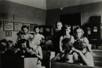 Photograph of Walter´s class, primary school in Horní Heršpice, Walter in a white polo shirt eating bread, Horní Heršpice in 1939
