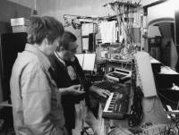 Steina and Woody Vasulka in their Santa Fe studio (NM, United States) circa 1980. (Snímek nesmí být použit k jiným než vzdělávacím účelům.)