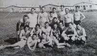 Fotbalový zápas mezi zaměstnanci závodu, Anton stojí vpravo nahoře, 1963 