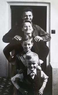 Rodinná fotka se syny, 1976
