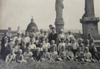 Základní škola ve Skalici, Anton stojí vedle učitele vlevo, 1943