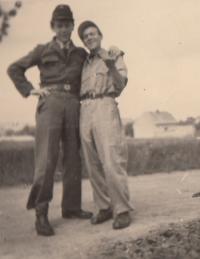 Liboš Buben (vlevo) příslušníkem RG Škodových závodů s kamarádem krátce po skončení války, květen 1945