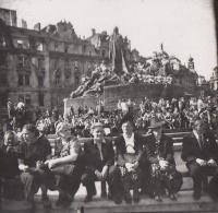 Pražané na Staroměstském nám. v Praze krátce po osvobození, květen 1945