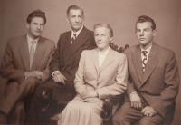 S matkou, nevlastním otcem Štětinou a bratrem Vladimírem (Liboš Buben vpravo)