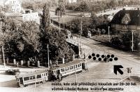 Místo, ve kterém stál krátce po atentátu na Heydricha přihlížející hlouček (cca 20-30 lidí), včetně Liboše Bubna