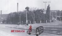 Přibližná poloha českého náklaďáčku a o jeho nízkou korbu opírajícího se Heydricha krátce po atentátu podle vzpomínek Liboše Bubna (Heydrich se držel pravou rukou za záda a koukal dolů do ulice V Holešovičkách)