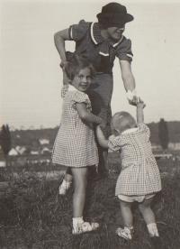 1937 V. Chuchle na výletě Hana, Eva, maminka