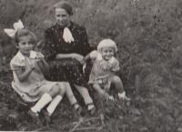 Hana Eva a babička  1937