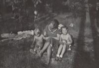 Eva a Hana s maminkou 1937