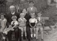 vnoučata s prarodiči Horní Čermná 1938