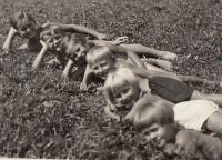 Hana a Eva s bratranci a sestřenicemi 1938 Horní Čermná prázdniny