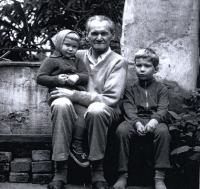 Dědeček Jan s vnoučaty Pavlem a Petrou