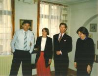 Jan Urban (vlevo) s princem Charlesem a manželkou Elenou (vpravo)