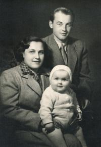 Hryzlík Jiří s dcerou a manželkou, začátek 50. let