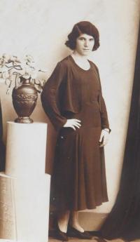 Maminka Emilie Fischerová (Grünbaumová) před válkou v Přerově 