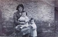 Matka Emilie Fischerová s dvojčaty Jiřím a Josefem