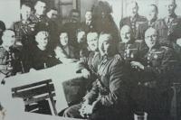 Důstojníci hraničářského pluku 6 s rodinnými příslušníky, otec Ivan Horáček nahoře uprostřed