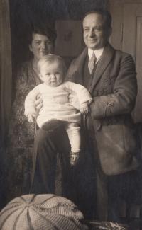 With parents in Smíchov - 1927 II.