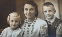 Uta Reiff with her mother and brother