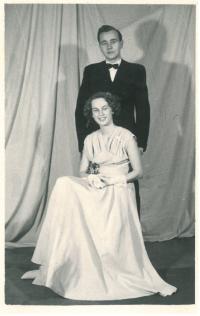 Pamětnice s Dimitrijem, budoucím manželem, na maturitním plese, Praha, 1954