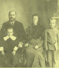 Rodinné foto rodičů Konstantina: Jakov Vasiljevič Blagodarnyj, mladší bratr, Alexandra, Konstantin, Rostov na Donu, 1911