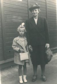 Pamětnice jde první den do školy s louckou babičkou, Praha, 1941