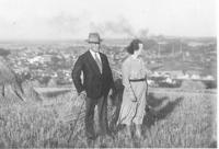 Josef a Marie Hnitkovi, tchán a tchýně pamětnice, na kopci nad Kralupami, 1937