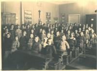 Hana in her 3rd class, last row sitting, second right, Prague 6, 1943