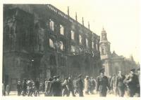 Ohořelá část radnice, Staroměstské náměstí, Praha, květen 1945