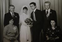 Svatba syna, Jiřina napravo, její manžel nad ní