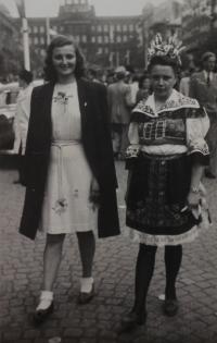 Jitka na Václavském náměstí v Praze oblečena v kroji, který ji ušila její matka