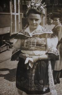Jitka na Václavském náměstí v Praze oblečena v kroji, který ji ušila její matka II.