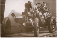 Pamětník na traktoru Svoboda Dk 12 v továrně svého otce, mezi lety 1939 - 45