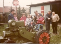 Pamětník (první zprava) u sběratele Líra, v popředí traktor Svoboda, 1993 
