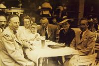 S rodinnými přáteli v Luhačovicích, 1940