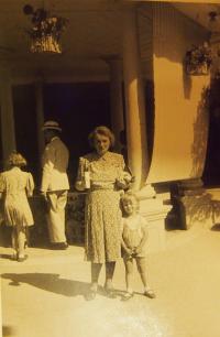S maminkou v Luhačovicích, 1940