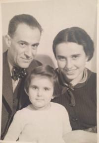 Zdena Freundová s rodiči (Praha, 1934)