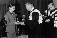 Ariadna Comes, daughter of Doina Cornea, receiving, on belhaf of her mother, the insignia of Doctor Honoris Causa from the Université libre (Free University) in Brussels (17 of November 1989)