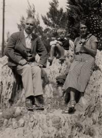 Ludvík Armbruster s tetou (otcovou sestrou) a strýcem, Makarska (Chorvatsko), 1935