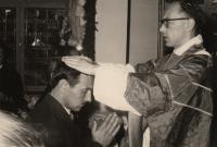 Ludvík Armbruster při primici dává novokněžské požehnání bratrovi, Frankfurt nad Mohanem, 1959
