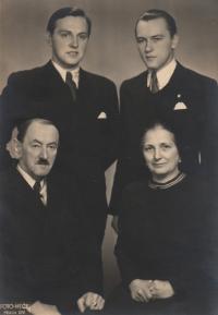 Nahoře vpravo Ludvík Armbruster, vlevo bratr Jan, dole vpravo matka Růžena (roz. Voženílková), vlevo otec Josef, Praha, 1946